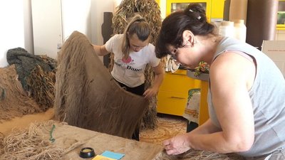 Мешканці Сумщини виготовляють маскувальні сітки для українських військових Мешканці Сумщини виготовляють маскувальні сітки для українських військових