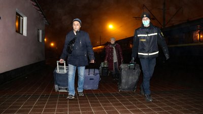 Потяг з переселенцями прибув у Черкаси Потяг з переселенцями прибув у Черкаси
