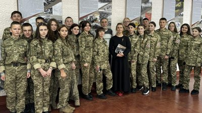 "Янгол, який сумує": у Центрі позашкільної освіти Житомира працює виставка творчих робіт дітей до роковин Голодомору "Янгол, який сумує": у Центрі позашкільної освіти Житомира працює виставка творчих робіт дітей до роковин Голодомору
