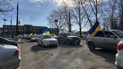 Колона машин біля залізничного вокзалу, 4 лютого 2024 року. Колона машин біля залізничного вокзалу, 4 лютого 2024 року.