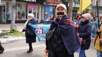 "Мовчазна акція на підтримку рідних". У Миколаєві нагадали про полонених і безвісти зниклих "Мовчазна акція на підтримку рідних". У Миколаєві нагадали про полонених і безвісти зниклих