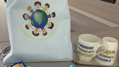 Чашки та солодощі: у Костянтинівці дітям з інвалідністю видають подарункові набори