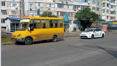 "Так спекотно, хотілось пити".У Херсоні водій маршрутки пояснив патрульним, чому п’яним сів за кермо