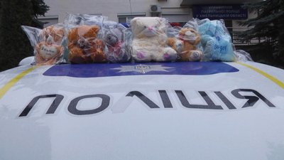 У Хмельницькому патрульні їздять на виклики з іграшками