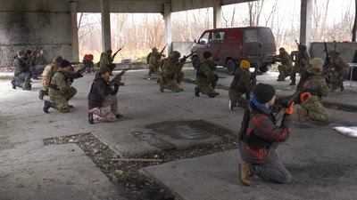 В Івано-Франківську американські волонтери провели військовий тренінг для цивільних В Івано-Франківську американські волонтери провели військовий тренінг для цивільних