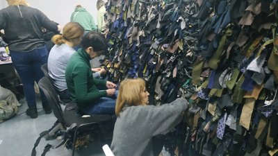 "Хочу бути корисною своїй країні": у Полтаві плетуть маскувальні сітки для воїнів