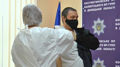 У Костянтиніці поліцейські та рятувальники отримали перші дози китайської вакцини "Коронавак"