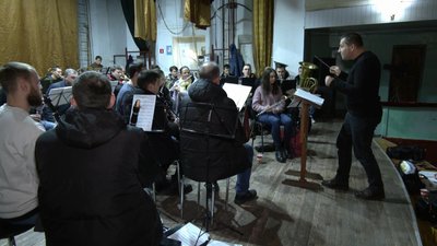 Оновлений концерт-акцію "Свої для своїх" на підтримку ЗСУ покажуть у Хмельницькому Оновлений концерт-акцію "Свої для своїх" на підтримку ЗСУ покажуть у Хмельницькому