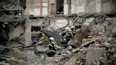 Зруйнована будівля в Києві після атаки 25 березня 2024