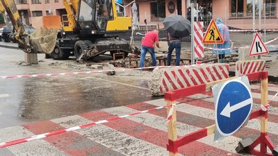 У Луцьку через прорив каналізаційної мережі перекрили вулицю