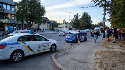 У Луцьку на проспекті Відродження BMW влетів в таксі: в однієї з машин відірвало колесо У Луцьку на проспекті Відродження BMW влетів в таксі: в однієї з машин відірвало колесо