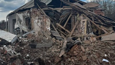 Семирічний хлопчик та літній чоловік дістали поранень внаслідок удару РФ по Богодухову 13 квітня: що відомо