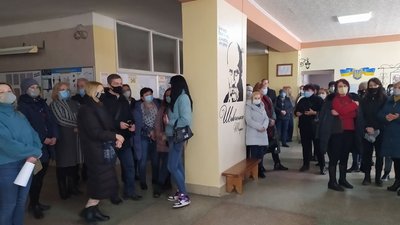 У львівську школу переводять працівників екстреної медицини. Батьки проти У львівську школу переводять працівників екстреної медицини. Батьки проти