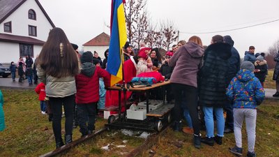 У село Сільце на Закарпатті Миколай приїхав на дрезині У село Сільце на Закарпатті Миколай приїхав на дрезині