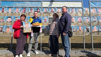 Василь Ткачук зняв фото із стели воїнів, яких чекають