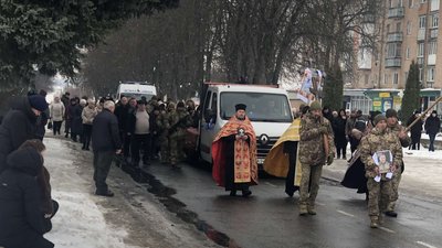 У Маньківці попрощалися із захисником ЗСУ Юрієм Дядьорою