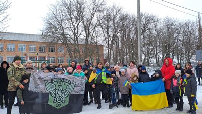 Біля школи ветерана зустріли вчителі та школярі. Біля школи ветерана зустріли вчителі та школярі.