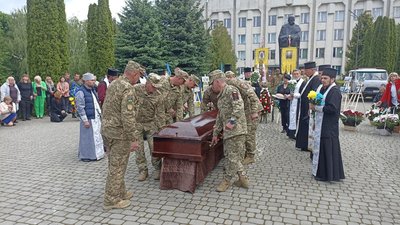 На Тернопільщині в останню дорогу провели захисника України й волонтера Едуарда Хатмулліна На Тернопільщині в останню дорогу провели захисника України й волонтера Едуарда Хатмулліна