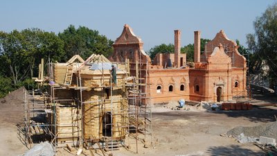 Процес відбудови будинку гетьмана та церкви на території цитаделі в Батурині Процес відбудови будинку гетьмана та церкви на території цитаделі в Батурині