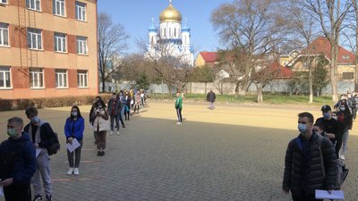 Черга у два ряди, маски й антисептики: як в Ужгороді складали пробне ЗНО Черга у два ряди, маски й антисептики: як в Ужгороді складали пробне ЗНО