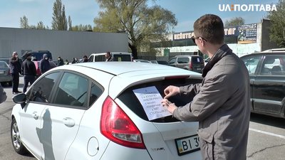 На автівках учасники акції клеїли листівки На автівках учасники акції клеїли листівки
