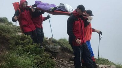 Прикарпатські гірські рятувальники допомогли туристці, яка травмувала ногу Прикарпатські гірські рятувальники допомогли туристці, яка травмувала ногу