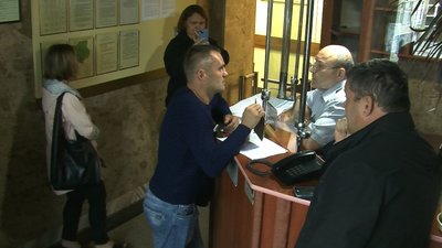 Пікет проти капремонтів: на сесію Луцькради не впустили протестувальників. Що відомо Пікет проти капремонтів: на сесію Луцькради не впустили протестувальників. Що відомо