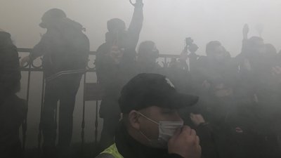 У Києві будівлю КСУ закидали фаєрами та презервативами У Києві будівлю КСУ закидали фаєрами та презервативами