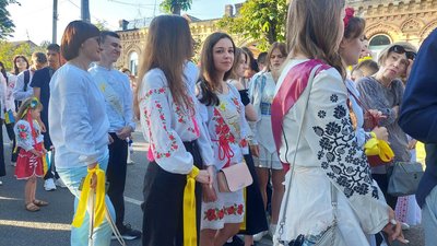 У вишиванках та з прапорами: у Черкасах випускники подякували ЗСУ У вишиванках та з прапорами: у Черкасах випускники подякували ЗСУ