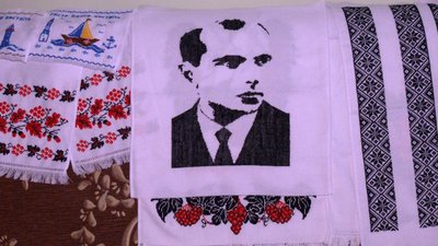 Байрактар, Мрія, Патрон і Півник на полотні: рівнянка Ольга Вус вишиває патріотичні сюжети Байрактар, Мрія, Патрон і Півник на полотні: рівнянка Ольга Вус вишиває патріотичні сюжети