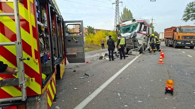 На Кіровоградщині зіткнулися дві вантажівки: один з водіїв у лікарні