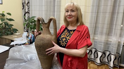 Історик з Херсона на узбережжі Одеси знайшов грецьку амфору і передав її музею Історик з Херсона на узбережжі Одеси знайшов грецьку амфору і передав її музею