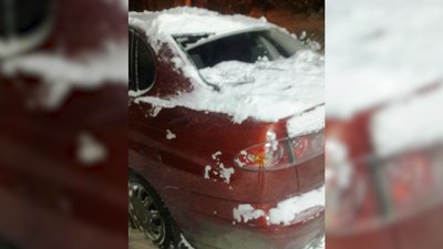 У Рівному снігова груда з даху потрощила авто. Що робити в таких випадках У Рівному снігова груда з даху потрощила авто. Що робити в таких випадках