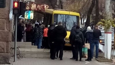 У Кропивницькому маршрутка виїхала на тротуар. Водієві стало зле