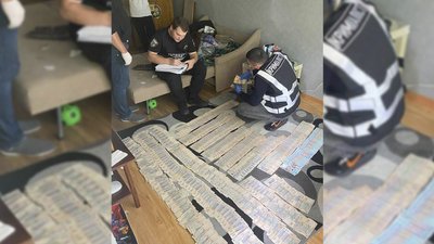 Вкрали у чернігівця 10 кілограмів ювелірних виробів та 3 мільйони гривень – поліцейські затримали підозрюваних Вкрали у чернігівця 10 кілограмів ювелірних виробів та 3 мільйони гривень – поліцейські затримали підозрюваних