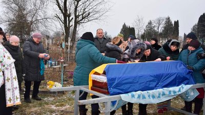 На Чернігівщині попрощалися з двома бійцями, які загинули на сході України На Чернігівщині попрощалися з двома бійцями, які загинули на сході України