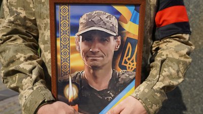 В Ужгороді попрощалися із захисником Сергієм Златєвим