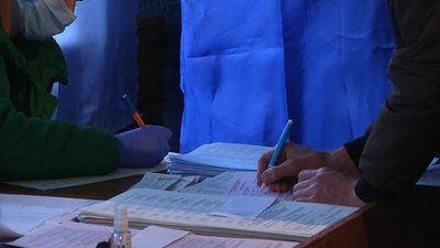 У райцентрі Житомирщини виборцям міряли температуру, проте кабінки для людей з температурою не було У райцентрі Житомирщини виборцям міряли температуру, проте кабінки для людей з температурою не було
