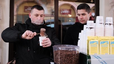 У Чернівцях презентували новий рецепт кави "Ukrainer" та пригощали паляницями від Клопотенка У Чернівцях презентували новий рецепт кави "Ukrainer" та пригощали паляницями від Клопотенка