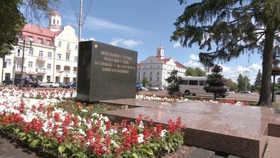 Сквер Попудренка у Чернігові хочуть перейменувати, а братську могилу - перенести на «Яцево» Сквер Попудренка у Чернігові хочуть перейменувати, а братську могилу - перенести на «Яцево»