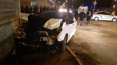 ДТП у Рівному: одне авто на даху, одне в паркані, травмованих діставали перехожі ДТП у Рівному: одне авто на даху, одне в паркані, травмованих діставали перехожі