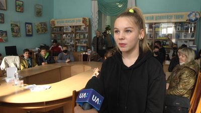 У Житомирській бібліотеці підліткам розповіли про життя їхніх ровесників у 90-х роках У Житомирській бібліотеці підліткам розповіли про життя їхніх ровесників у 90-х роках