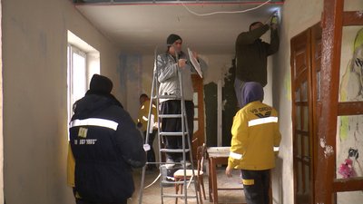 Як на Прикарпатті ремонтують будинок, в який влучила російська ракета Як на Прикарпатті ремонтують будинок, в який влучила російська ракета