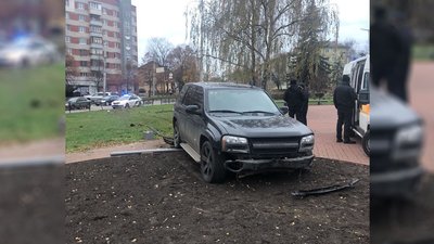 Вдруге за місяць: у Чернігові автівка знесла паркан біля «Танку»