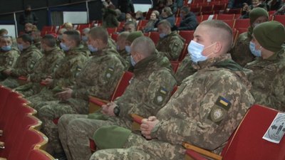 «Трохи нижче неба». У Дніпрі презентували фільм про «кіборгів» «Трохи нижче неба». У Дніпрі презентували фільм про «кіборгів»