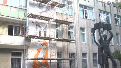 Стінопис розміщений на стіні бібліотеки заввишки 11 метрів. Стінопис розміщений на стіні бібліотеки заввишки 11 метрів.