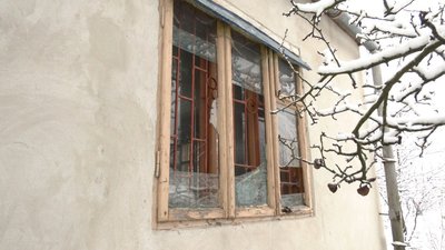 Вікна притулку вибило вибуховою хвилею Вікна притулку вибило вибуховою хвилею
