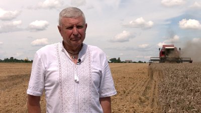 Збирають пшеницю, об’їжджаючи воронки від снарядів: як проходять жнива на Чернігівщині Збирають пшеницю, об’їжджаючи воронки від снарядів: як проходять жнива на Чернігівщині