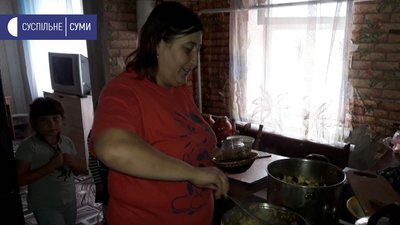 Волонтери з Сум допомагають малозабезпеченим родинам зібрати дітей до школи Волонтери з Сум допомагають малозабезпеченим родинам зібрати дітей до школи