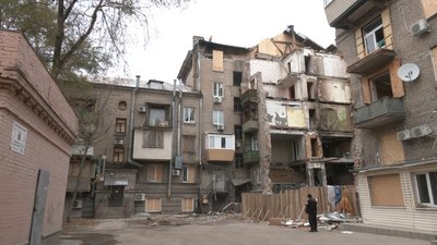 У частково зруйнованому ракетою будинку, після подачі тепла, порвало труби системи опалення. Що кажуть комунальники